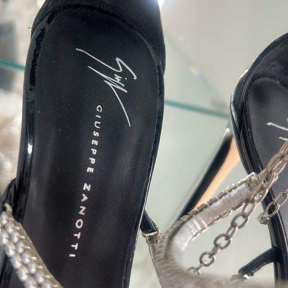 I purchased in Dubai ,one rhinestone fell off and I had to throw the box away - Picture 3 of 4